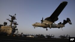 Sebuah pesawat mendarat setelah misi menarget ISIS di Irak dari dek kapal USS George H.W. Bush milik Angkatan Laut AS di Teluk Persia. (Foto: Dok)