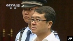 Wang Lijun, nampak di layar CCTV saat disidang di pengadilan Chengdu, propinsi Sichuan, Tiongkok (18/9). Pemerintah Tiongkok akan mengumumkan keputusan atas kasus Mantan Kepala Kepolisian ini, Senin (24/9) mendatang.