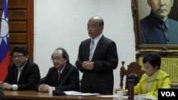 苏贞昌立院党团会上做动员(右2 美国之音申华拍摄)