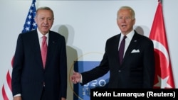 Presiden Joe Biden dan Presiden Turki Tayyip Erdogan berfoto saat mereka menghadiri pertemuan bilateral, di sela-sela KTT para pemimpin G20. (Foto: Reuters)