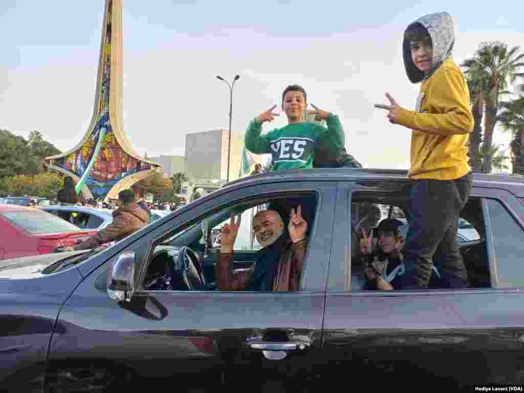 Başkent Şam'ın merkezindeki meydanlarda ve ana caddelerde insanlar gruplar halinde Esat&rsquo;ın devrilmesini kutluyor