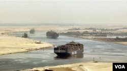 Kapal-kapal kargo melintasi Terusan Suez di Mesir (foto: dok).