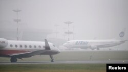 ARSIP- Pesawat-pesawat tampak terpakir di bandara Vnukovo, Moskow, 21 Oktober 2014 (foto: Reuters/Maxim Zmeyev)