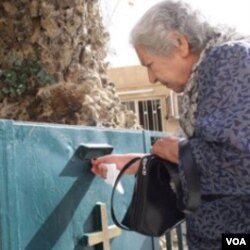 Salah seorang warga Kristen Irak. Umat Kristen di tiga kota Irak dianjurkan untuk tidak memasang dekorasi Natal oleh pihak gereja.