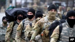 Pasukan Garda Nasional terlihat berada di sekitar Gedung Capitol, Washington, D.C., 17 Januari 2021, untuk memperketat pengamanan menjelang pelantikan Presiden terpilih AS, Joe Biden. (AP Photo/Julio Cortez)