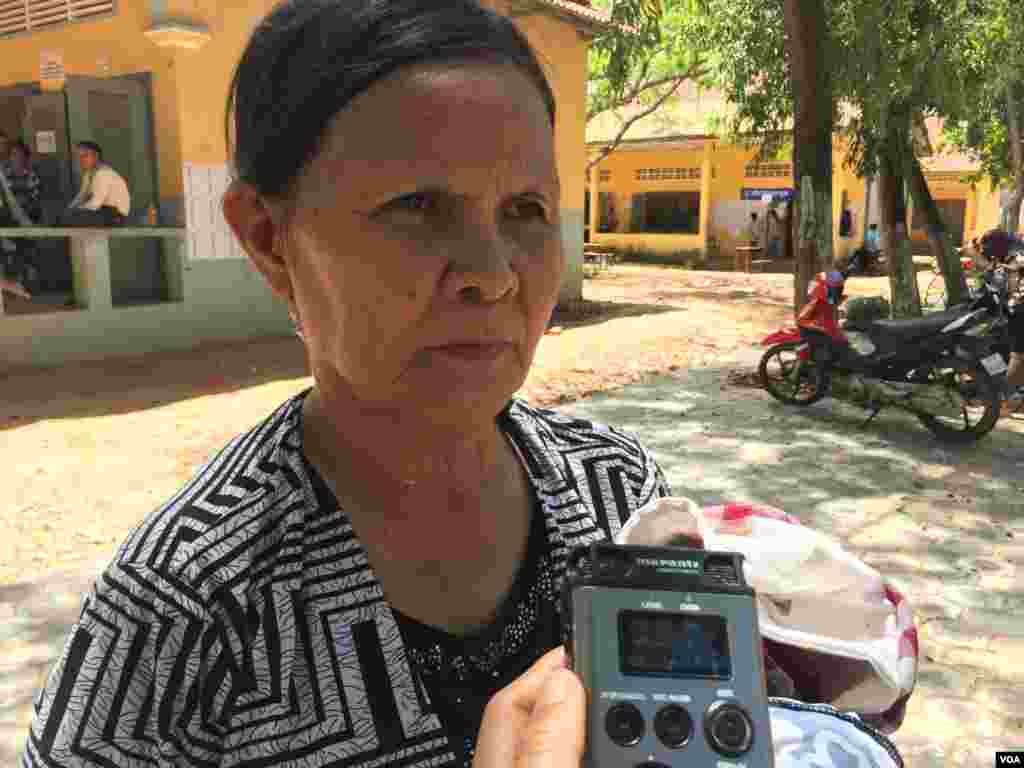 លោក​​​ស្រី​​​លឹម​​​សុផាន​​​ អាយុ៦១​​​ឆ្នាំ ជា​​​អ្នក​​​ភូមិ​ក្នុង​​​ស្រុក​​​សូត្រ​​​និគម​​​ ឃុំ​​​ដំដែក ​​​ប្រាប់​​​VOA​​​ថា​​​ លោក​​​ស្រី​​​បោះឆ្នោត​​​ដើម្បី​​​ផ្លាស់ប្តូរ​​​មេឃុំ​​​ ហើយ​​​លោក​​​ស្រី​​​សង្ឃឹម​​​ថា​​​ មេឃុំ​​​ថ្មី​​​នឹង​​​ជួយ​​​ដោះស្រាយ​​​បញ្ហា​​​ទំនាស់​​​ដីធ្លី​​​របស់​​​ប្រជាពលរដ្ឋ​នៅ​​​ក្នុង​​​ឃុំ​​​ដំដែក​​​ក្នុង​​​ស្រុក​​​សូត្រ​​​និគម​​​របស់​​​លោកស្រី។ (ផន បុប្ផា/VOA)