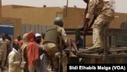 Des militaires maliens transportent une victime d'une attaque dans la région de Gao, Mali, 1er juillet 2018. (VOA/ Sidi Elhabib Maiga)