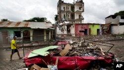 Según los más recientes datos de la Secretaría Nacional de Gestión de Riesgo, el terremoto dejó 655 muertos y miles de damnificados. Se calcula que unas 48 personas continúan desaparecidas. Un informe preliminar oficial estima que 6.622 viviendas fueron derribadas por el sismo.