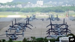 MV-22 Osprey terparkir di terminal udara Futenma Korps Marinir AS di Ginowan, selatan Okinawa, Jepang, pada 6 September 2023. (Foto: AP/Hiro Komae)