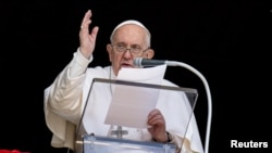 Paus Fransiskus memimpin doa Regina Caeli dari jendela kediamannya di Vatikan, pada 16 April 2023. (Foto: Simone Risoluti/Vatican Media/­Handout via Reuters)