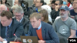 “對中政策跨國議會聯盟”（Inter-Parliamentary Alliance on China，IPAC）行政總裁裴倫德（Luke de Pulford）在聽證會上發言。 (攝影：美國之音鄭樂捷)