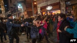 Polisi anti huru-hara Turki membubarkan demo para perempuan yang memprotes kekerasan oleh para pria, di Lapangan Taksim, di Istanbul, 25 November 2019.