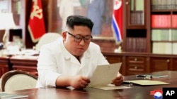 Pemimpin Korea Utara Kim Jong Un menerima surat pribadi dari Presiden AS Donald Trump, Minggu (23/6). 