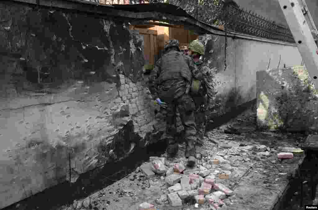 Xuruj ro'y bergan yerga NATO askarlari yetib bordi.