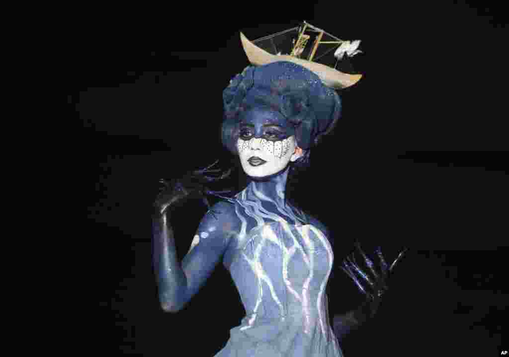 Seorang model mengenakan kreasi karya mahasiswa Universitas Negeri Medan pada acara pameran busana di Medan, Sumatra Utara.