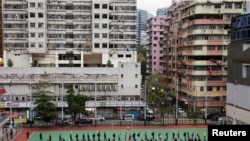 Orang-orang antre di tempat pengujian sementara untuk COVID-19, menyusul wabah di Hong Kong, Cina 18 Februari 2022. (Foto: REUTERS/Joyce Zhou)