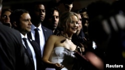 Cast member Jennifer Lawrence poses with fans at the premiere of "Passengers" in Los Angeles, California, Dec. 14, 2016. 