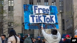 ARCHIVO - Un hombre lleva un cartel que dice "TikTok gratis" frente al tribunal donde se estaba llevando a cabo el juicio a Donald Trump por su silencio, el 15 de abril de 2024, en Nueva York.