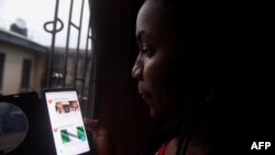 Une Nigériane accédant à Twitter sur son smartphone à Lagos ( 29 octobre 2018)