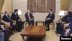 Presiden Suriah Bashar al-Assad (tengah kanan) menerima utusan perdamaian internasional Lakhdar Brahimi di Damaskus hari Sabtu (15/9).
