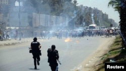 Pro-Morsi protesters run from tear gas during clashes with police in Cairo, Egypt, July 3, 2014.