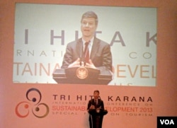 Prof. Jeffrey D Sachs saat menyampaikan pidato pada pembukaan Konferensi Internasional Pembangunan Berkelanjutan di Nusa Dua Bali, 6 Oktober 2013 (VOA/Muliarta)