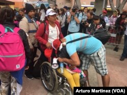 Members of the Central American migrants caravan arrive at the "El Chaparral" pedestrian crossing on their way to U.S. Customs and Border Patrol, at the U.S.-Mexico border in Tijuana, Mexico, April 29, 2018. (A. Martinez/VOA)