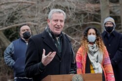 Wali Kota New York memberikan keterangan kepada media di Delacorte Theater, Central Park, New York, 16 Maret 2021. (Foto: dok).