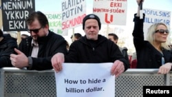 People demonstrate against Iceland's Prime Minister Sigmundur Gunnlaugsson in Reykjavik, Iceland on April 4, 2016 after a leak of documents by so-called Panama Papers stoked anger over his wife owning a tax haven-based company.