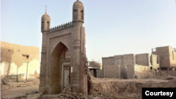 Sebuah masjid yang dihancurkan tdi kota Kashgar, di provinsi Xinjiang barat laut China. (Foto: Bahram Sintash)