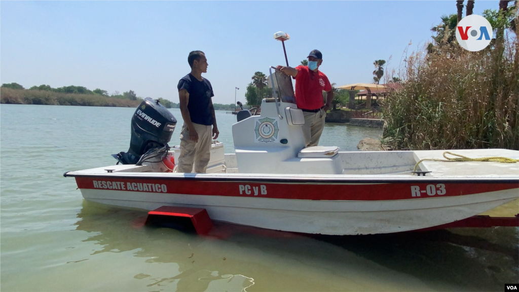 El comandante Marco Antonio Llanas Quintero (a la derecha), quien ha servido por dos décadas en el cuerpo de bomberos, confiesa que encontrar los cuerpos de los menores es de las experiencias más tristes que ha debido enfrentar.