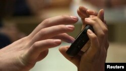 El senador estatal demócrata Mark Leno y la asambleísta demócrata Nancy Skinner son los coautores de la propuesta de ley, que será presentada a debate en los próximos meses.