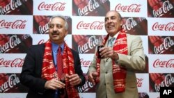 Chủ tịch v&#224; Gi&#225;m đốc điều h&#224;nh của Coca-Cola, Muhtar Kent (phải) v&#224; Gi&#225;m đốc điều h&#224;nh Coca Cola tại Ấn Độ Atul Singh trước một cuộc họp ở New Delhi, ng&#224;y 26/6/2012