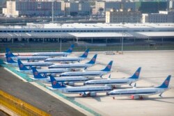 Pesawat Boeing 737 Max milik maskapai penerbangan China Southern Airlines diparkir di tepi landasan Bandara Internasional Urumqi Diwopu di Urumqi, China, 21 April 2021.