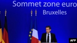 Tổng thống Ph&#225;p Nicolas Sarkozy mở cuộc họp b&#225;o l&#250;c kết th&#250;c hội nghị thượng đỉnh ở Brussels h&#244;m 27/10/11