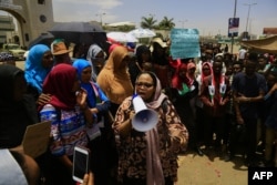 Sudanese demonstrators rally near the military headquarters in the capital Khartoum, April 16, 2019. Protesters toughened their stance Tuesday by calling for the dissolution of the transitional military council, to be replaced immediately with a civilian power.