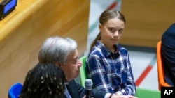 La activista ambiental sueca Greta Thunberg, derecha, escucha al Secretario General de las Naciones Unidas, Antonio Guterres, a la izquierda, durante la Cumbre sobre el clima juvenil en la sede de las Naciones Unidas, el sábado 21 de septiembre de 2019.