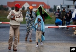 Para migran tiba di perbatasan Hungaria-Austria di Nickelsdorf, Austria, 5 September 2015.