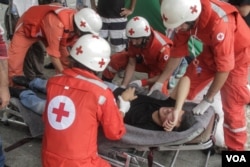 The Lebanese Red Cross take a hunger striker to a waiting ambulance. The tents of hunger strikers were attacked, with a number of the hunger strikers arrested earlier in the day, Sept. 16, 2015. (J. Owens/VOA)