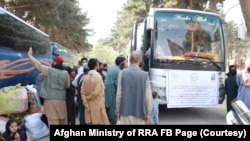  طالبان وايي خپلو اصلي سیمو ته د ۲.۵ میلیونو په کور دننه د بې ځایه شویو کسانو د ستنولو د بهیر په پیل کې به لومړی پنځه زره کورنۍ له کابل څخه خپلو سیمو ته واستول شي.