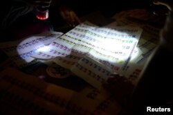 Los trabajadores electorales cuentan las papeletas en una mesa electoral durante las elecciones presidenciales y parlamentarias en San Salvador, el Salvador, 4 de febrero de 2024. REUTERS/Jessica Orellana