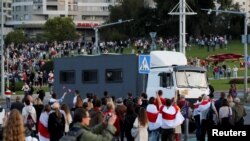 Pendukung tokoh oposisi Belarus melancarkan aksi protes menentang pelantikan Presiden Alexander Lukashenko di Minsk, Belarus, 23 September 2020.