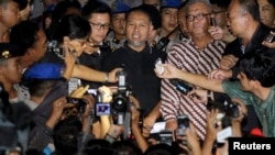 This Antara Foto image shows Bambang Widjojanto, center, deputy chairman of the the Anti-Corruption Commission, speaking to reporters after his release at police headquarters in Jakarta, Jan. 24, 2015.