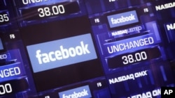 El tablero electrónico de Nasdaq muestra el valor de las acciones de Facebook.