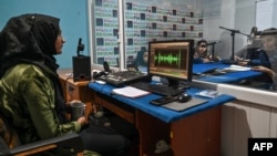 رادیو بیگم که در کابل نشرات می‌کرد اخیراً با نشر اعلامیه‌ای گفت که حکومت طالبان نشرات این رادیو را تعلیق کرده و دو تن از کارمندان آنرا بازداشت کرده است.