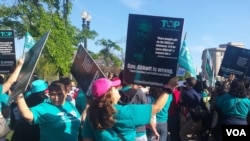 Protesters in front of the U.S. Supreme Court in Washington D.C. ahead of a landmark hearing on immigration, April 18, 2016. (E. Cherneff / VOA)