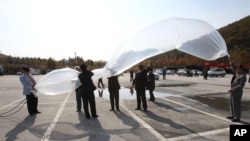 FILE - South Korean activists prepare to release a balloon with leaflets condemning North Korea near Unification Observation Post in Paju, South Korea, October 29, 2012.