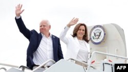 Потпретседателката на САД и демократска претседателска кандидатка за 2024 и нејзиниот потпретседателски кандидат, гувернерот на Минесота Тим Волц, на аеродром во Висконсинон, 7 август 2024 година. Тие вчера имаа прво заедничко интервју на Си-Ен-Ен