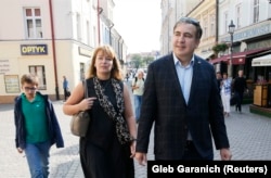 Former Georgian president Mikheil Saakashvili, his wife, Sandra Roelofs, and their son Nikoloz take a walk in central Rzeszow, Poland September 10, 2017. REUTERS/Gleb Garanich