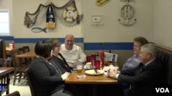 There is not a lot of agreement at this table of five at Bailey’s Fish Camp in Blacksburg, where one diner backs either Marco Rubio or Ted Cruz, two lean toward Ben Carson and the fifth is waiting to decide, Feb. 19, 2016. (R. Taylor/VOA)